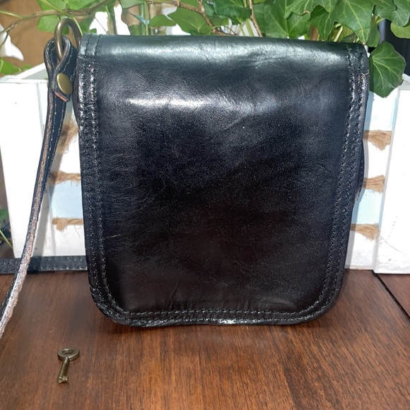 Florence Made in Italy Crossbody - Picture 5 of 10